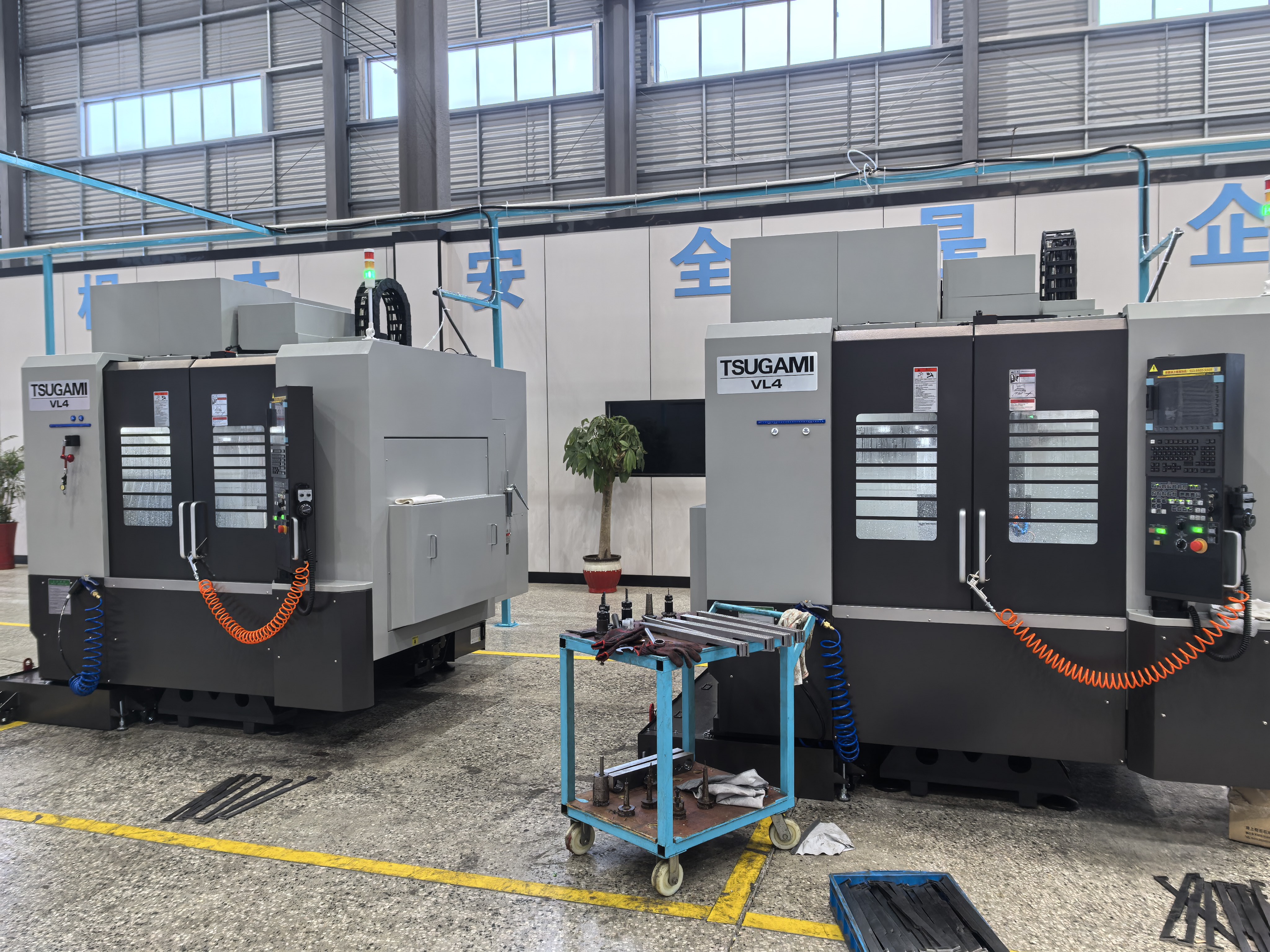 两台 VL4 精密加工中...